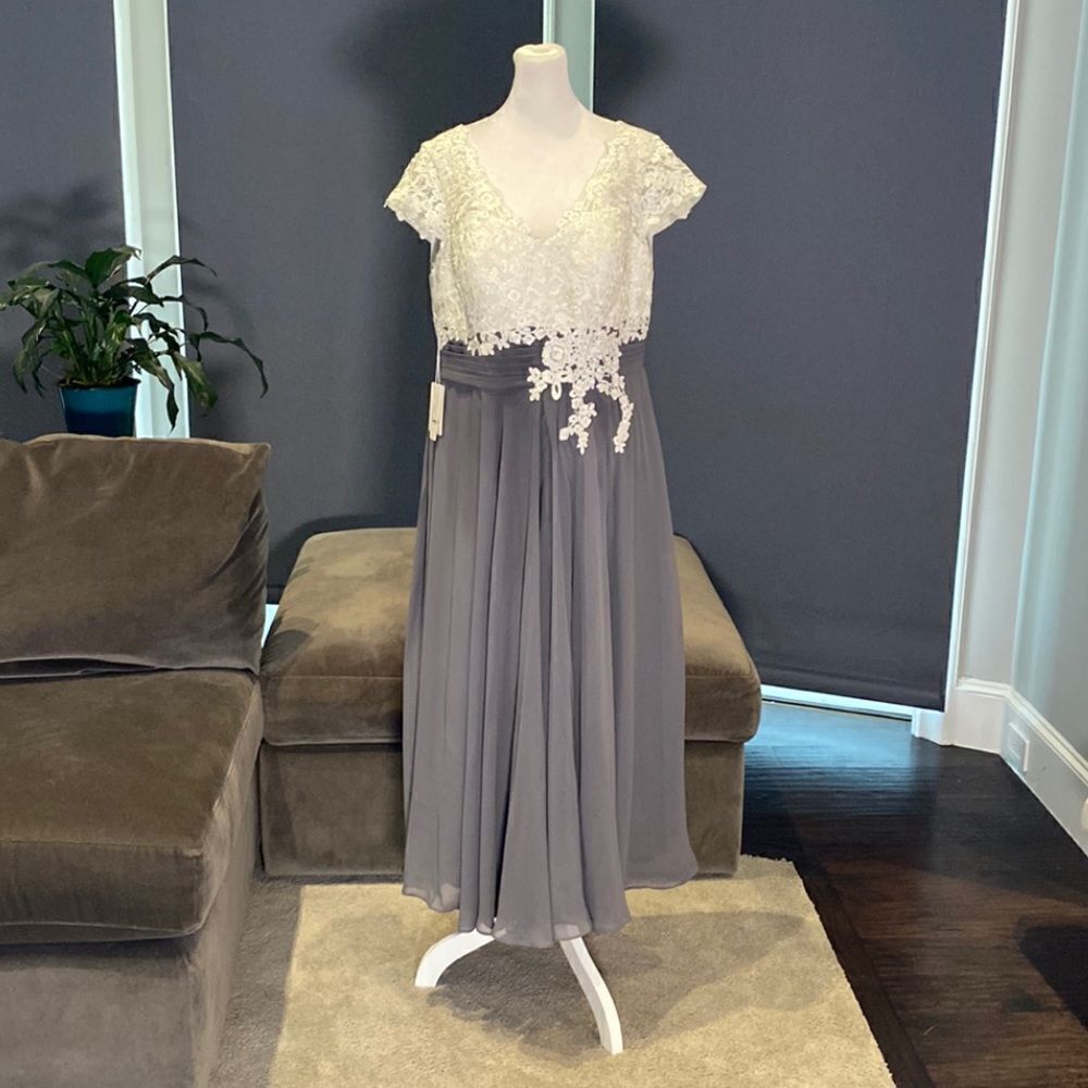 Women’s Ivory Lace Top Chiffon V-Neck Cap Sleeves Dress Size 14 NWT